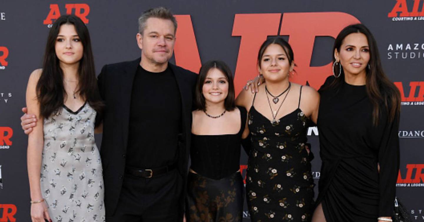 Matt Damon, de 52 años, desfiló por el tapis rouge al lado de su esposa, quien vestida de negro con un traje de minifalda que revelaba sus bien torneadas piernas.