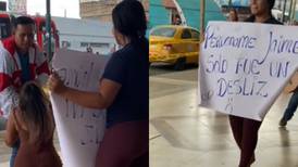 Con un cartel, mujer le pide perdón a su esposo por haber tenido un desliz con su cuñado