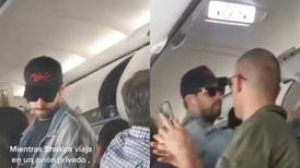 Mientras Shakira viaja en jet privado, a Piqué lo ‘pillaron’ en vuelo de ‘bajo costo’