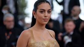 “¡Qué trapo tan feo!”: critican a Georgina Rodríguez por su outfit al llegar a Cannes