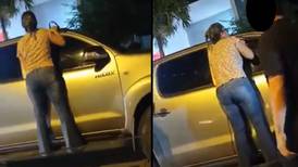 Viral: Mujer se ‘enganchó’ a la camioneta de su pareja para sacar a la amante