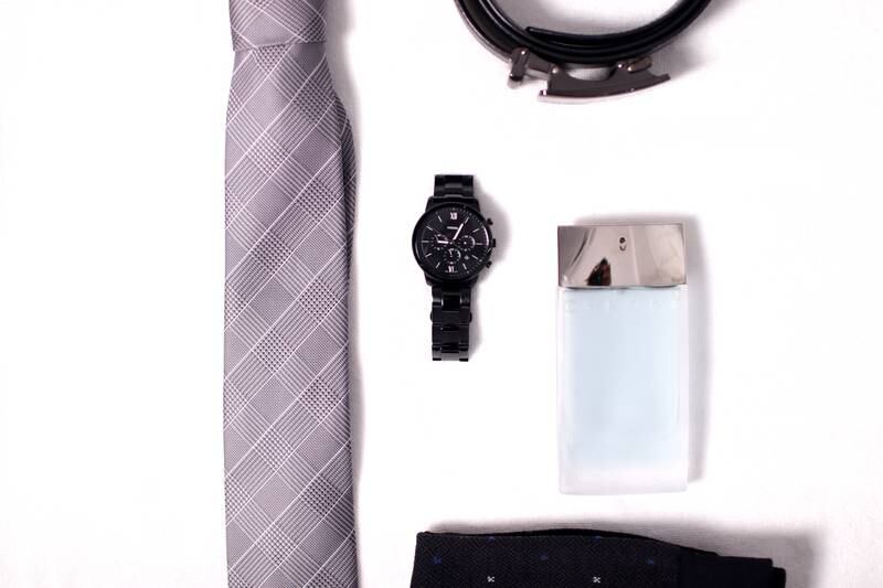 Frasco de perfume, relógio, cinto e gravata