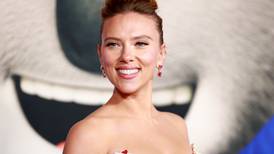 Se quitó 20 años: Scarlett Johansson presumió el corte bob platinado perfecto para rejuvenecer