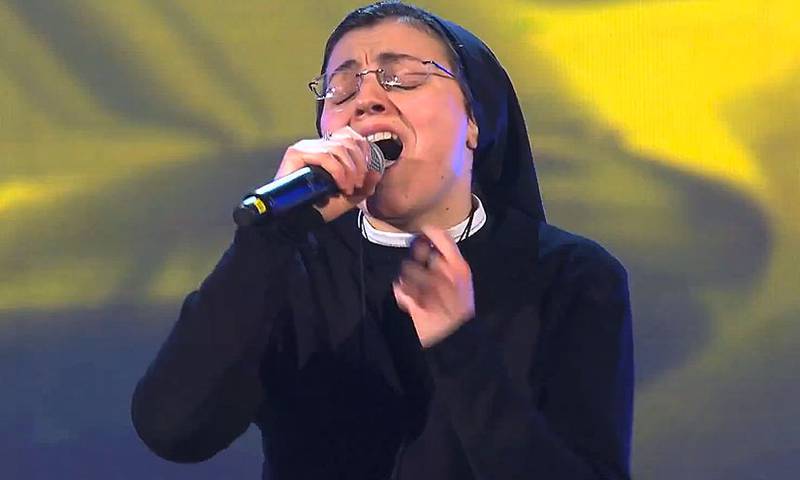 Sor Cristina, la religiosa que ganó The Voice Italia, dejó la iglesia y luce irreconocible