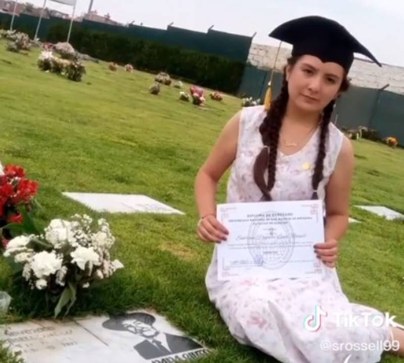 La joven visitó la tumba de su padre