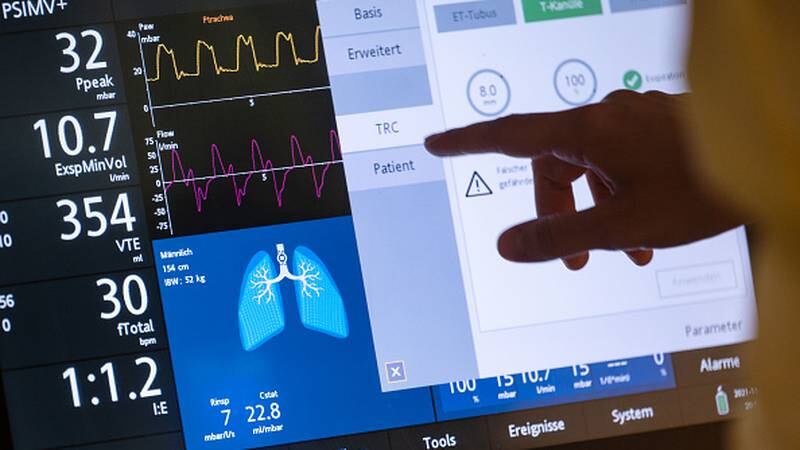 Mujer desconecta respirador artificial de su compañera de habitación en hospital porque le “molestaba el ruido”