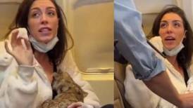 Se hizo viral esta mujer por “amamantar” un gato en un avión