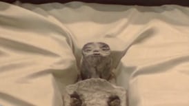  “No estamos solos”: exponen dos cuerpos de supuestos extraterrestres momificados en pleno Congreso de México