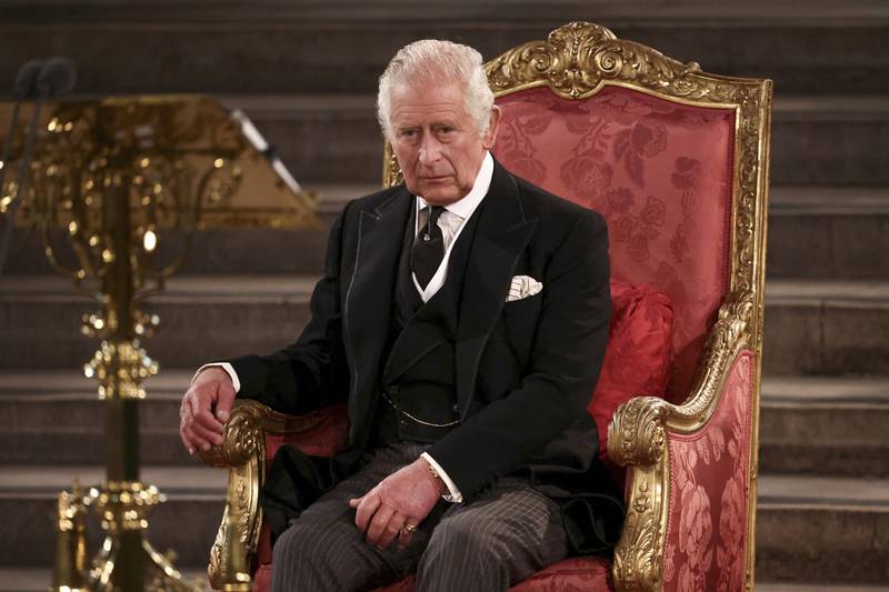 El rey Carlos III se sienta en la Gran Sala de Westminster, donde se reunieron las dos cámaras del Parlamento para transmitir sus condolencias tras la muerte de la reina Isabel II en Londres, el 12 de septiembre de 2022.
