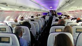 “Lo siento”: mujer se negó a cambiar su asiento a una madre con sus hijos en avión y genera debate viral