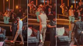 “Lo persigue el karma”: la brutal caída de Piqué del escenario al intentar firmar una camiseta (VIDEO)
