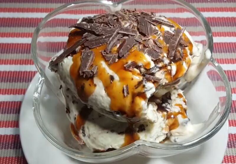 Cómo preparar un helado de snickers