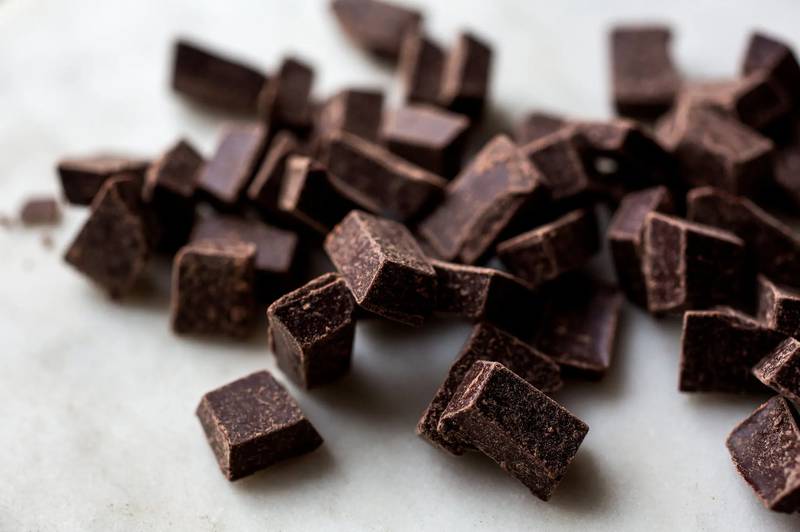 El chocolate amargo produce altos niveles de serotonina.