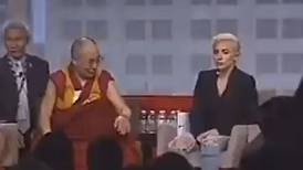 Polémica por video en el que el Dalai Lama toca a Lady Gaga durante un evento