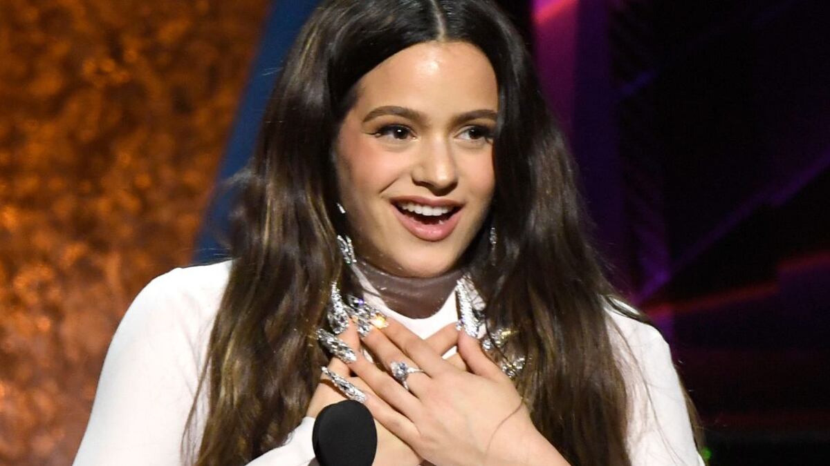 Aunque Rosalía se despidió hace mucho de sus icónicas uñas acrílicas, logró convertirse en un referente del manicure con estos estilos.