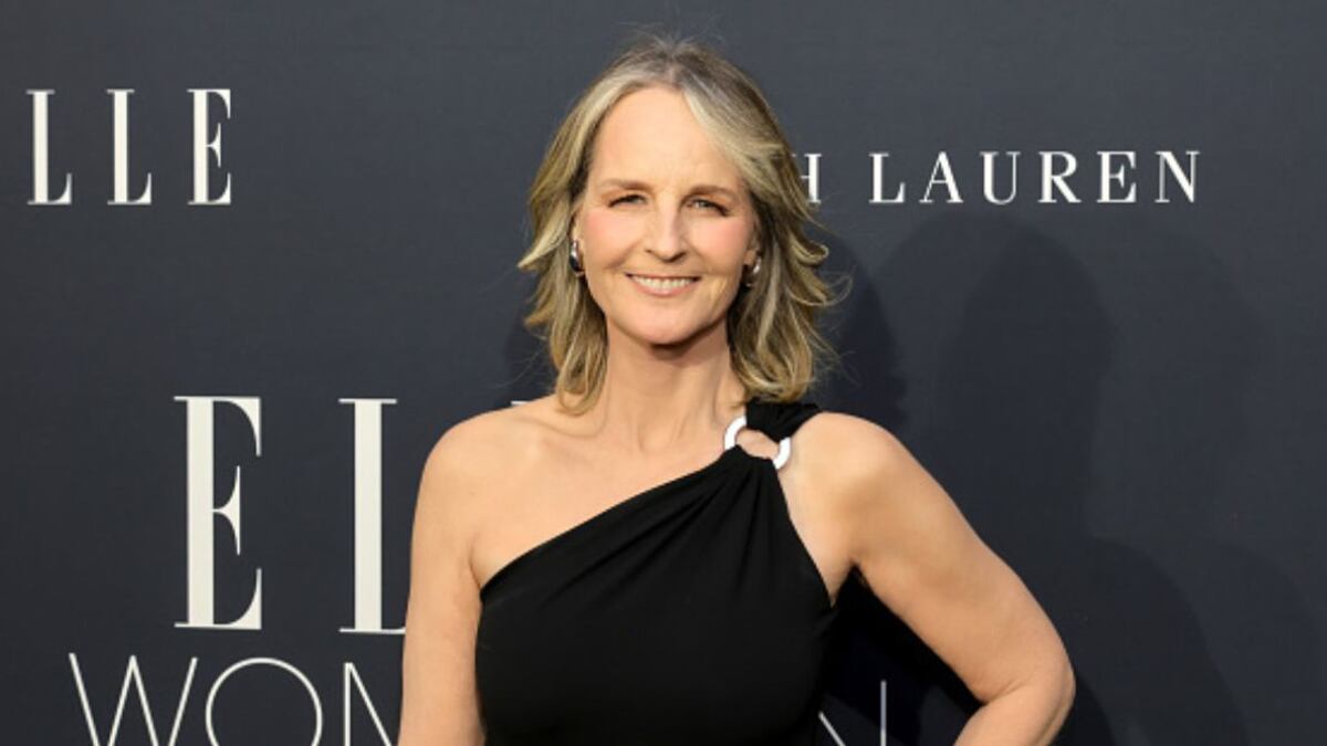 Helen Hunt reaparece deslumbrante a sus 61 años, pero este detalle en sus labios impactó a las redes