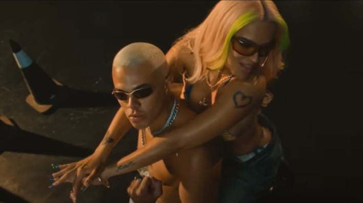 La cantante Karol G se unió a Dennis, Kevin O Chris y Maluma para el remix de la canción ‘Tá Ok’ con un look que dejó con la boca abierta a todos.