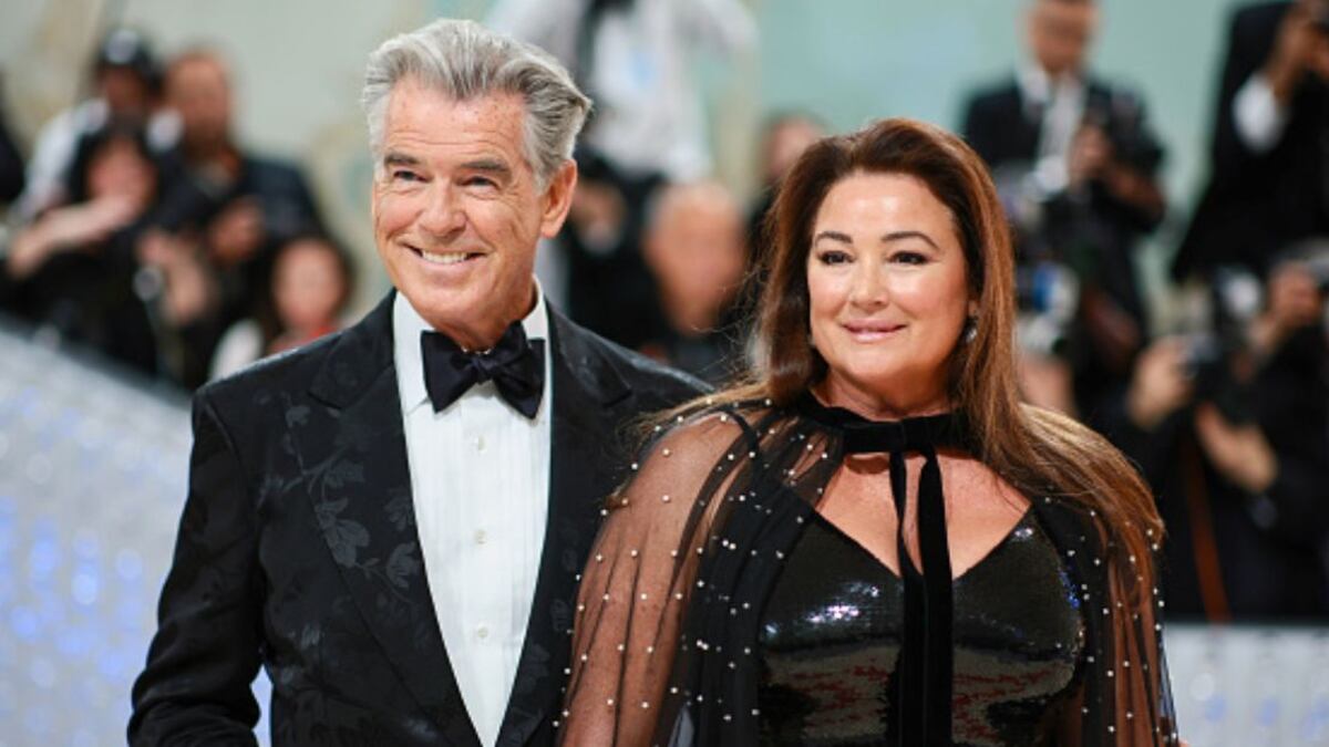 Esposa de Pierce Brosnan impacta a las redes tras sorprendente transformación: se quitó 20 años de encima