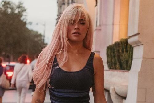 “Parece cinta para empacar trasteos”: Karol G desató las críticas con su look en los Billboard