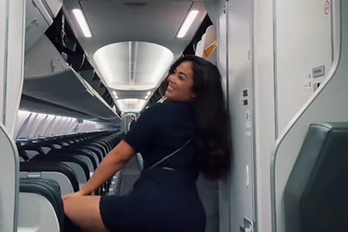 Viral: Azafata baila ‘twerking’ en pleno avión para celebrar su contratación pero es despedida