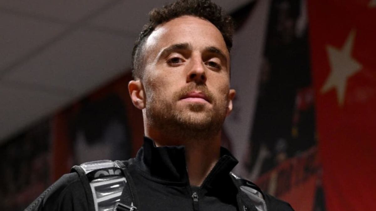 La familia de Diogo Jota visitaron el memorial improvisado por los aficionados del Liverpool.