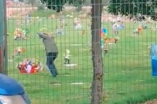 Captan a hombre bailando cueca ante una tumba