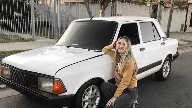 La joven subió una imagen feliz y orgullosa con el vehículo