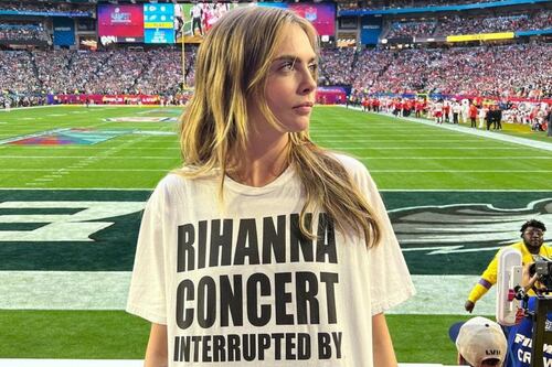 Cara Delevingne se roba las miradas en el Super Bowl con particular camiseta con mensaje a Rihanna