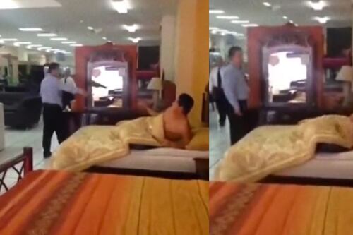 ¿Descarado? Hombre se queda dormido en una cama de exhibición de una mueblería y se hace viral