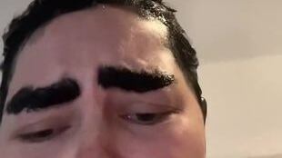 tiktoker con cejas como angry birds