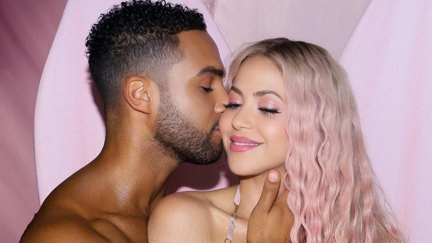Con un beso con Lucien Laviscount es como Shakira confirmó el junte al que agregó que está “afinando el tiro”