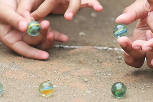 ¿Qué significa y por qué suenan canicas en el piso de arriba por las noches?