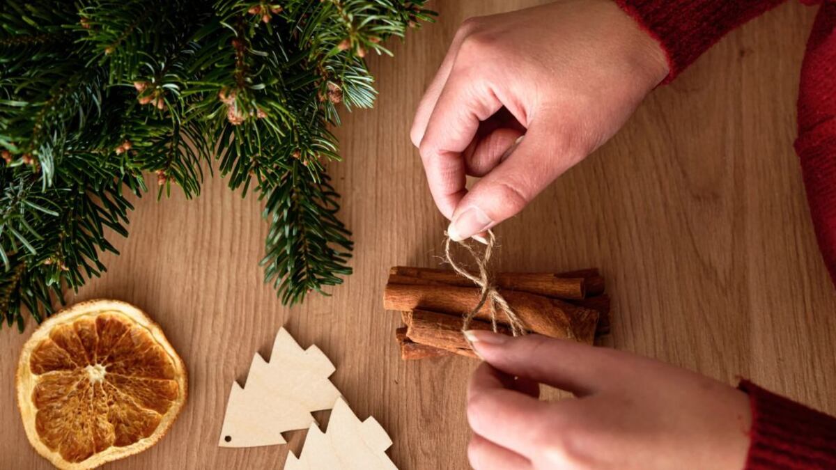 Feng Shui: ¿Cómo y dónde colocar la canela en el árbol de Navidad para atraer el dinero y la abundancia?