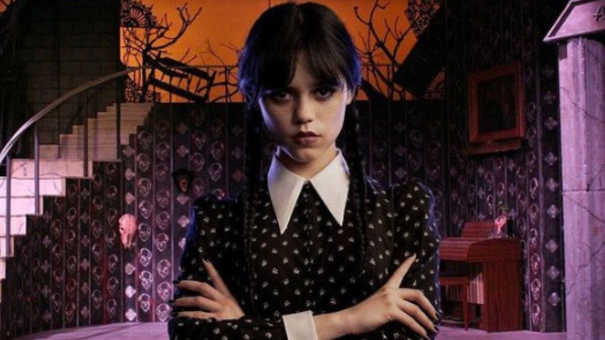 Niñas ahora quieren la temática de la serie "Merlina" para sus fiestas