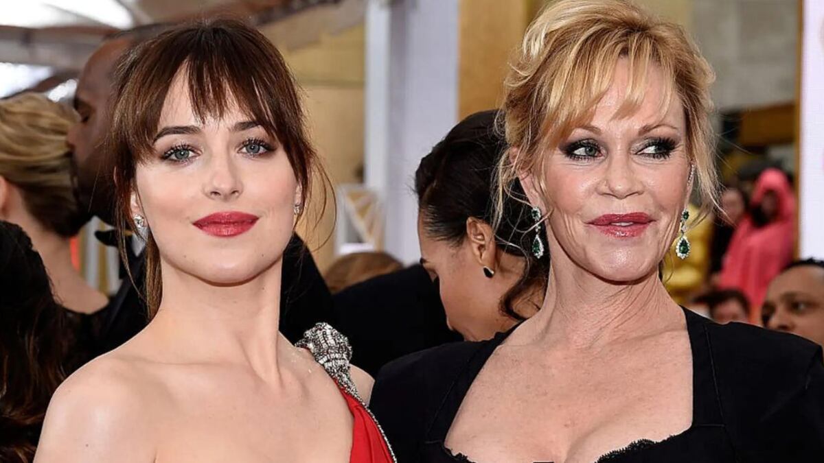 Dakota Johnson ama y admira a Melanie Griffith, pero no deja de decir que la hace sentir incómoda