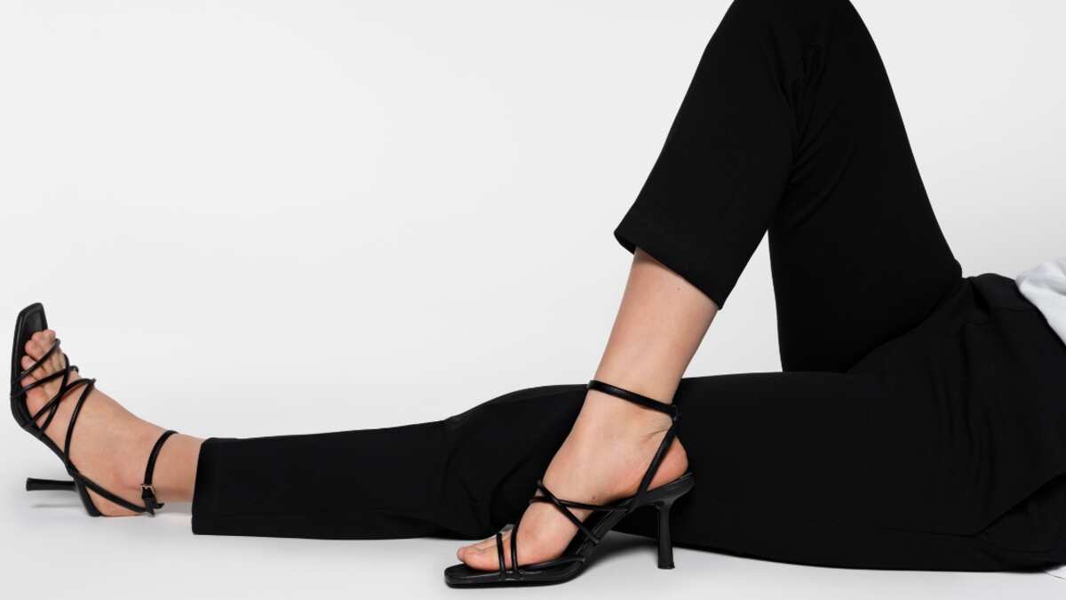 Los leggings lucen mejor si los combinas con sandalias de tacón.