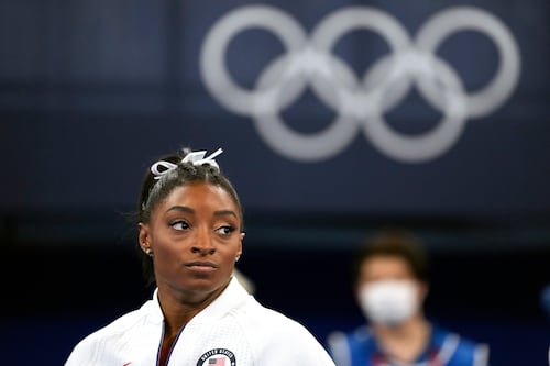 Madre biológica de Simone Biles pide que la gimnasta la perdone por abandonarla