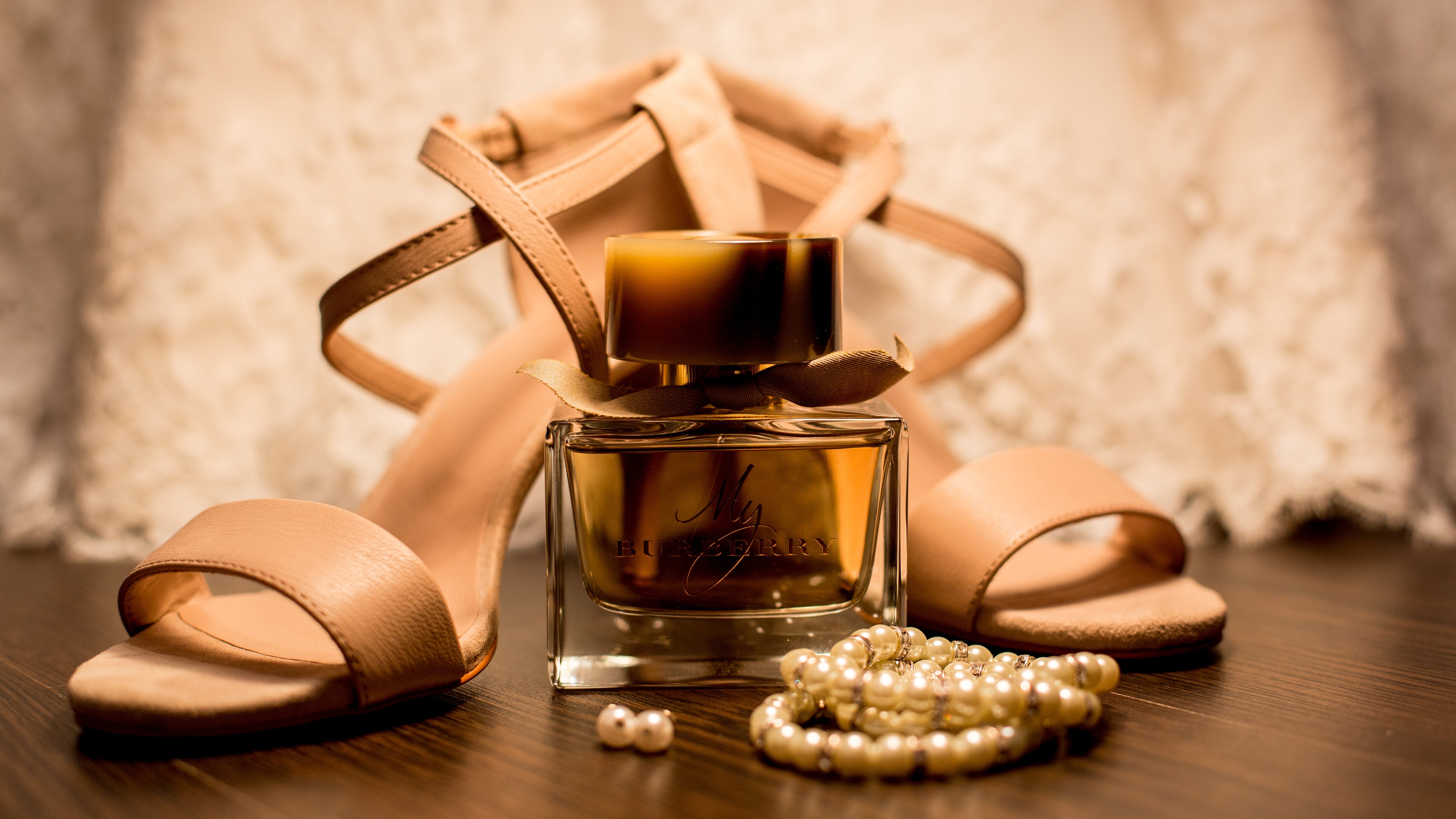 Frasco de perfume My Burberry em frente a um salto alto