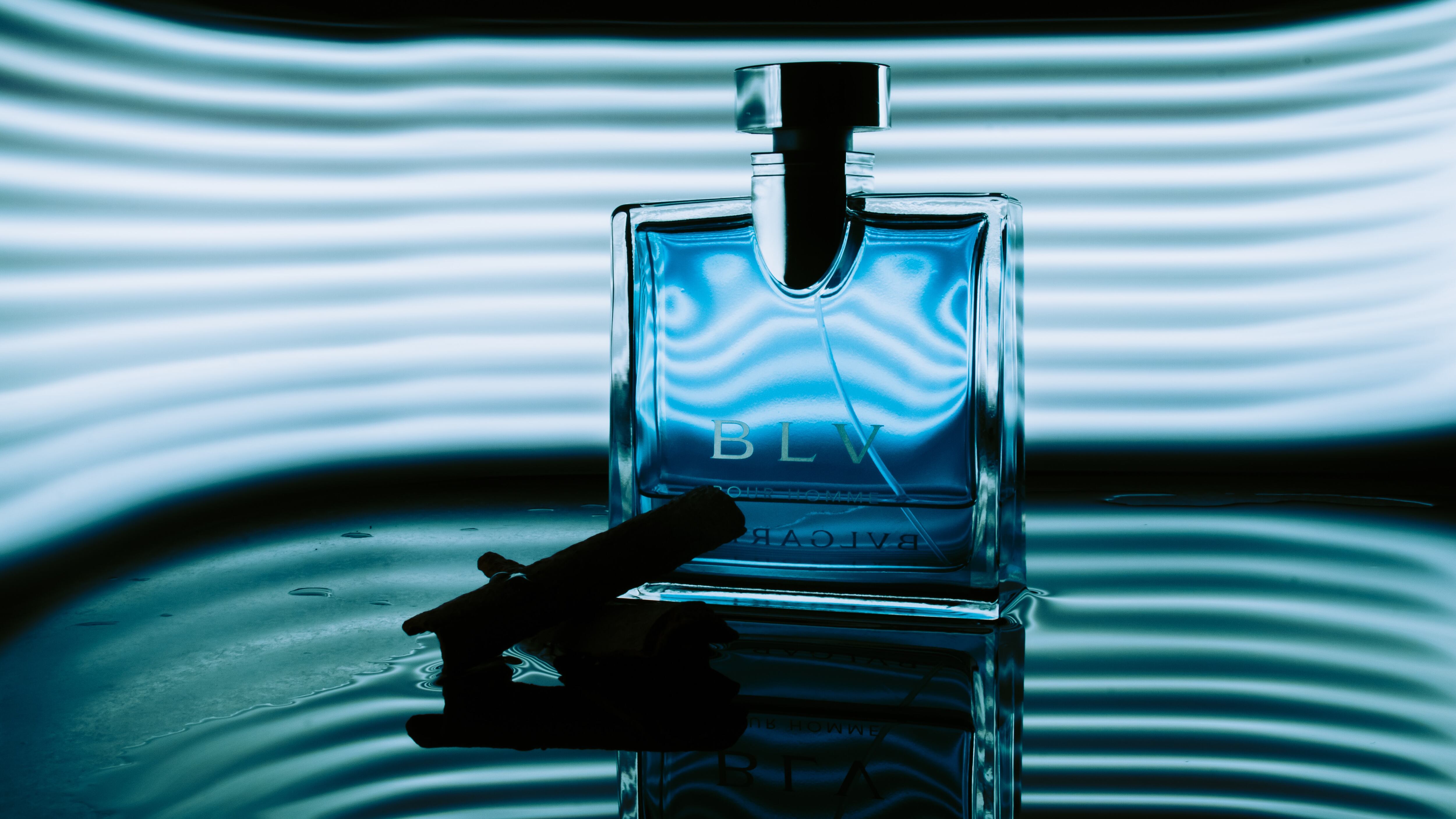 Perfume BLV de frasco azul