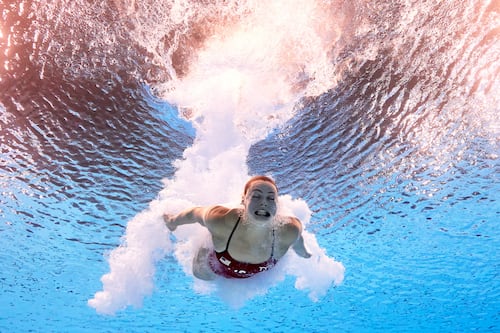 ¡Qué susto! Clavadista sufre impactante golpe en el trampolín y cae de rodillas al agua
