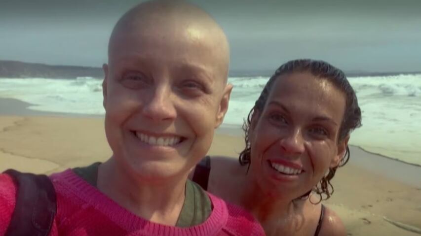 Pura emoción fue lo que se vivió en el último capítulo de Brava, en donde Claudia Conserva finalmente pudo vencer al cáncer de mama.
Durante el capítulo, la animadora se sometió a su última quimioterapia e ingresó a pabellón, para que le extirparan el tumor, aunque lo hizo con miedo, según reconoció en la serie documental.
“Habrá un patólogo dentro del pabellón, para ver si sacaron toda la zona con cáncer. La biopsia se demora una semana”, dijo la conductora de Milf.
Finalmente, el cirujano, a cargo de la intervención quirúrgica, le dijo a la comunicadora que todo había salido bien, aunque los resultados finales tardaría unos días.
“Me aferré a la medicina y a mi disciplina. Siento que había hecho todo y ya no dependía de mí. Confié y dije ‘uno tiene que pensar que lo lógico, que es que saliera bien’… aunque podía salir mal”, explicó en pantalla.
“Sabía que era muy importante qué dijera la biopsia durante la cirugía y cuando terminó, me dijeron que habían logrado sacar el tumor. El patólogo presente dijo que no había cáncer, pero mi esperanza era que coincidiera con los resultados”, agregó.
Claudia Conserva le ganó al cáncer
Durante esos días, Conserva viajó a la playa con su hermana Fran, donde finalmente pudieron celebrar, tras recibir las buenas nuevas.
“Cómo no voy a estar contenta, feliz, si me avisaron que la biopsia salió perfecta y que no existen restos de cáncer”, manifestó.
“¡Estoy libre de cáncer! No se imaginan la alegría… estamos libres de cáncer. Estoy muy contenta. ¡Gané!”, exclamó.