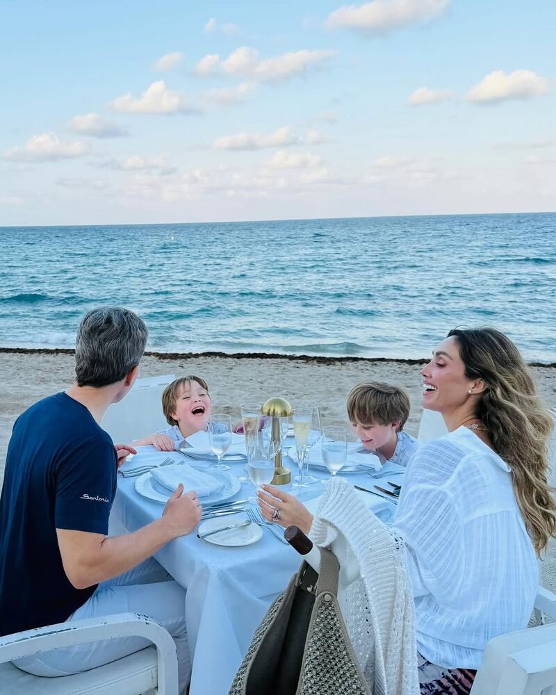 Anahí celebra su cumpleaños junto a su familia desde la playa