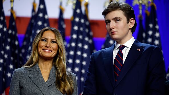 Barron Trump y su madre Melania Trump