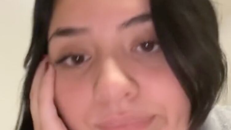 Joven encuentra uña postiza debajo de la cama de su novio