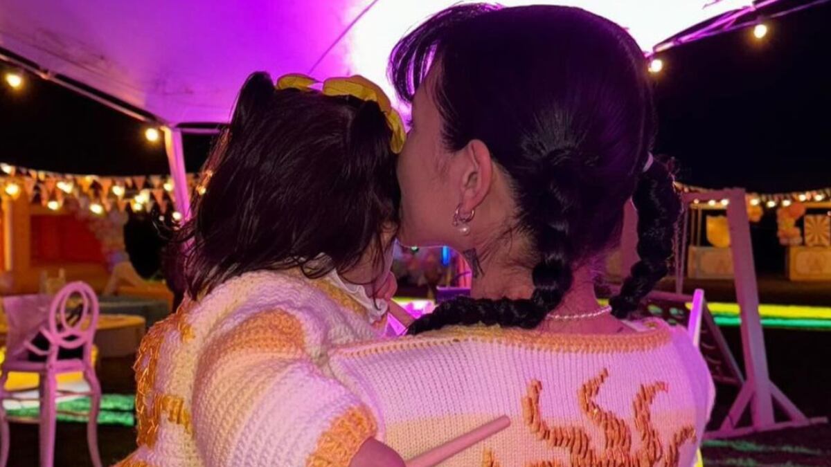 Cazzu presumió su especial manicura dedicada a su hija.