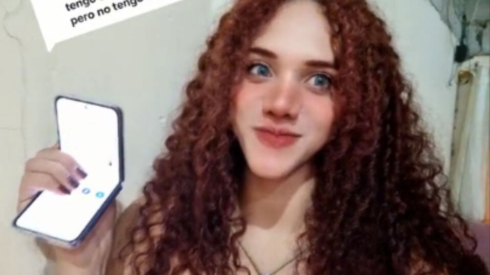 Modelo de OnlyFans crea polémica por tener el último celular, pero no poner techo de losa.