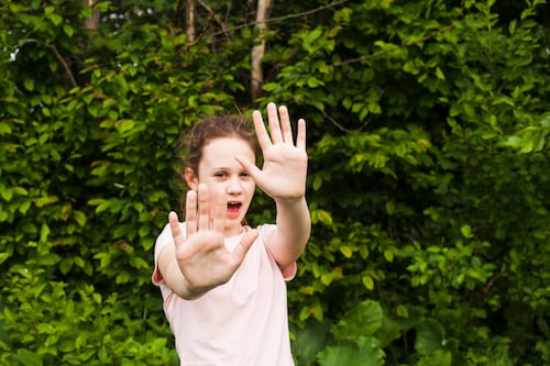 ¿Qué significa soñar ver a niños en peligro y no poder ayudarlos?