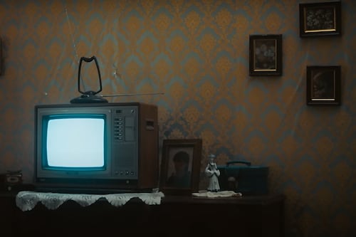 Una película sobre tecnología y obsolescencia: reconocidos actores chilenos protagonizan “Análogos”, un drama impresionante