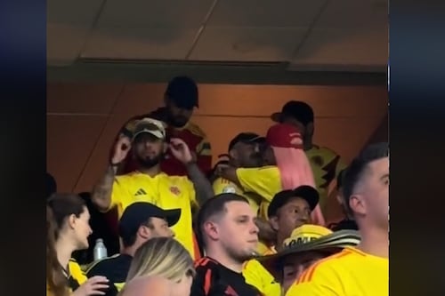 En video: Karol G y Feid protagonizaron tremenda ‘besuqueadera’ en medio de la final de la Copa América