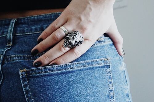 ¡Adiós acampanados! Los pantalones ‘slim fit’ se apoderan de las tendencias: así es como los puedes usar